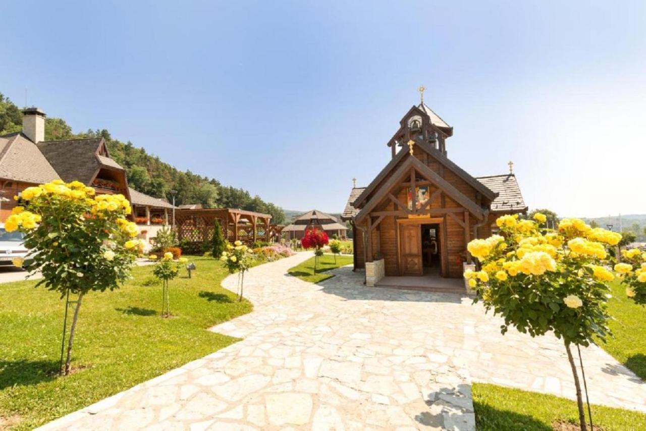 Hotel Etno Naselje Vrdnicka Kula Vrdnik Zewnętrze zdjęcie