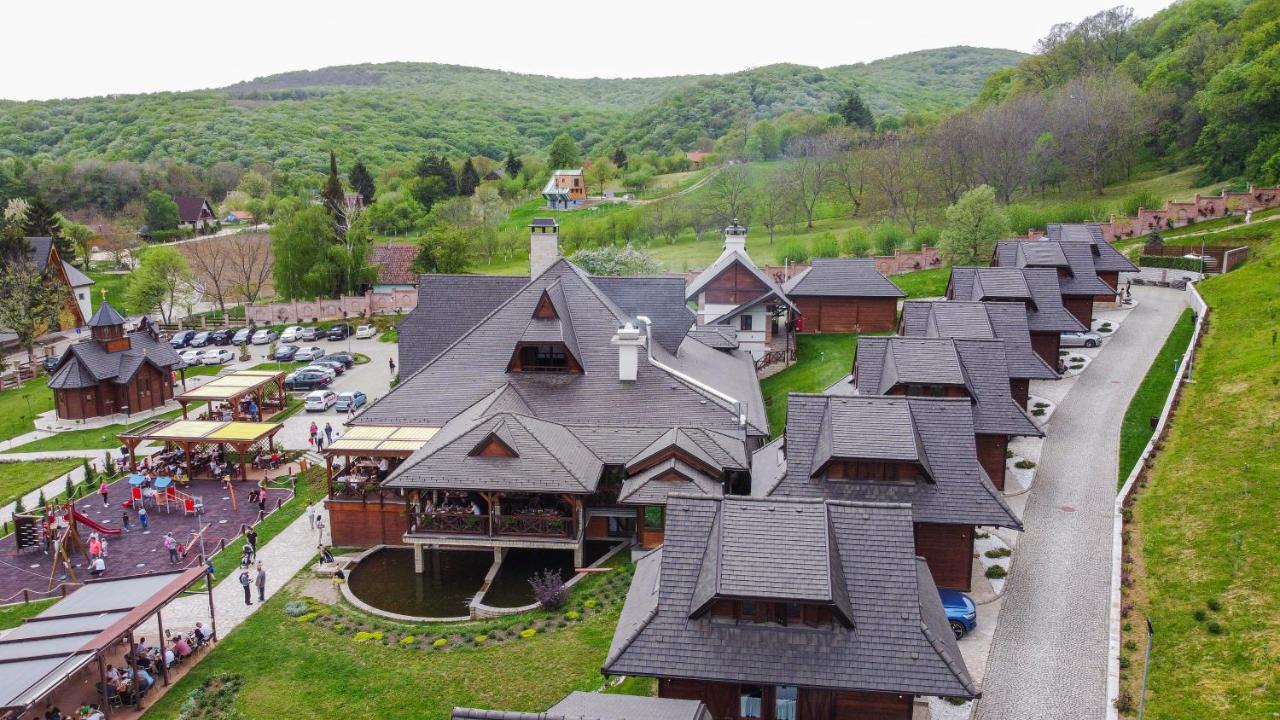 Hotel Etno Naselje Vrdnicka Kula Vrdnik Zewnętrze zdjęcie