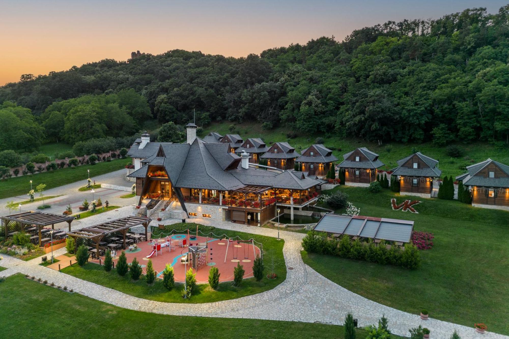 Hotel Etno Naselje Vrdnicka Kula Vrdnik Zewnętrze zdjęcie