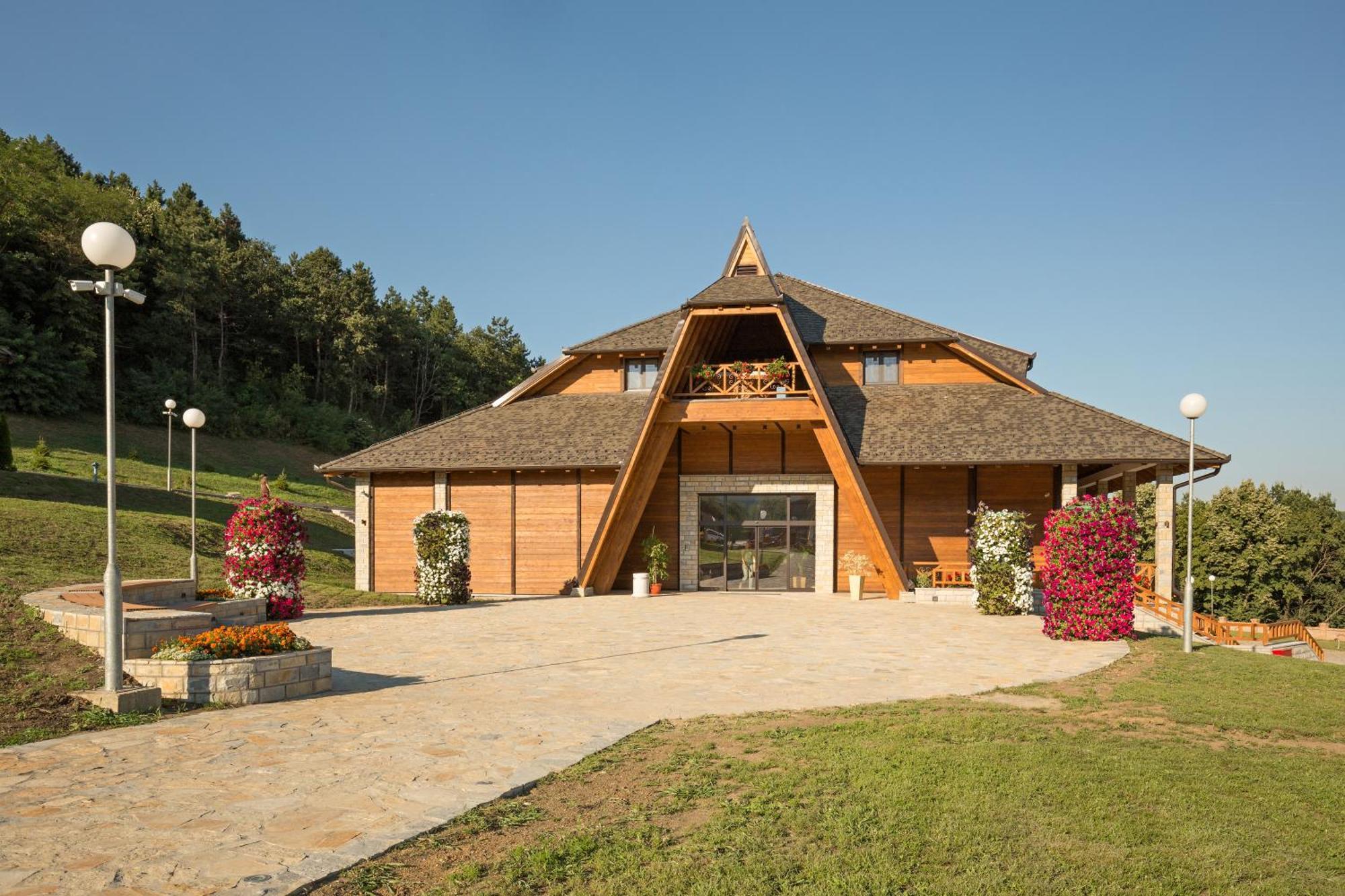 Hotel Etno Naselje Vrdnicka Kula Vrdnik Zewnętrze zdjęcie