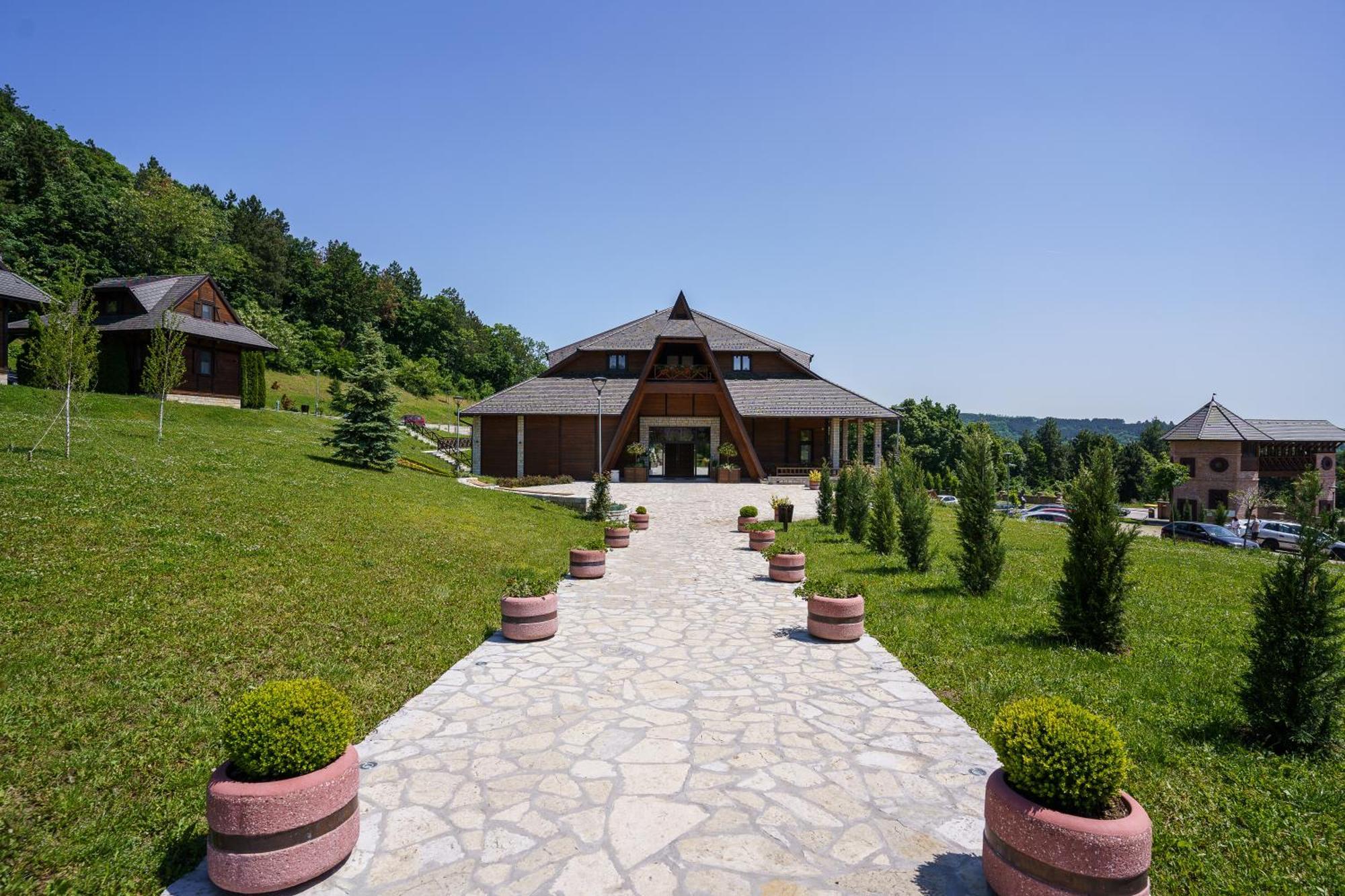 Hotel Etno Naselje Vrdnicka Kula Vrdnik Zewnętrze zdjęcie