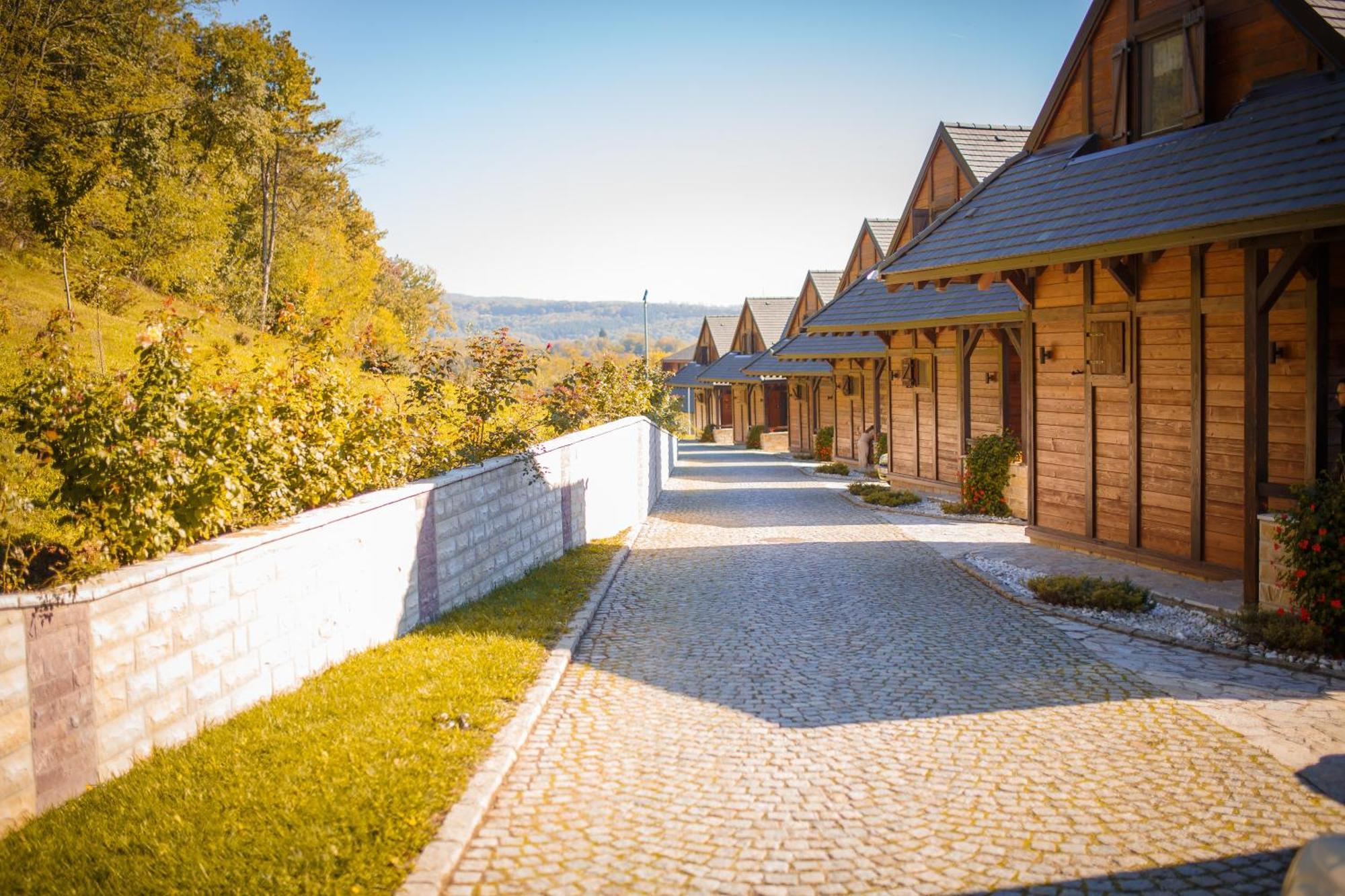 Hotel Etno Naselje Vrdnicka Kula Vrdnik Zewnętrze zdjęcie